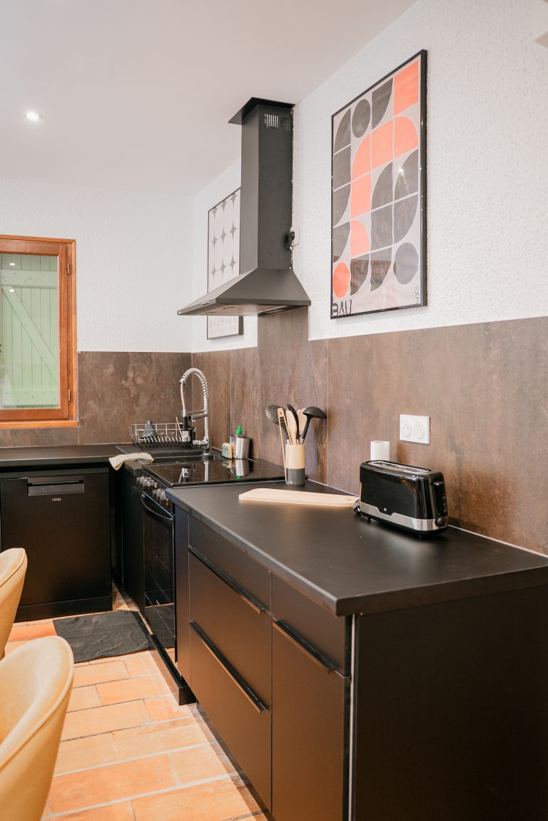 Cuisine équipée moderne avec vue d’ensemble à la villa Ô Sud Location