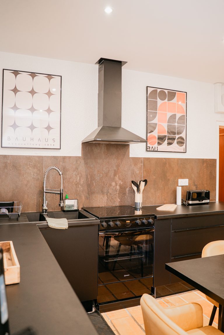 Cuisine équipée moderne avec vue d’ensemble à la villa Ô Sud Location