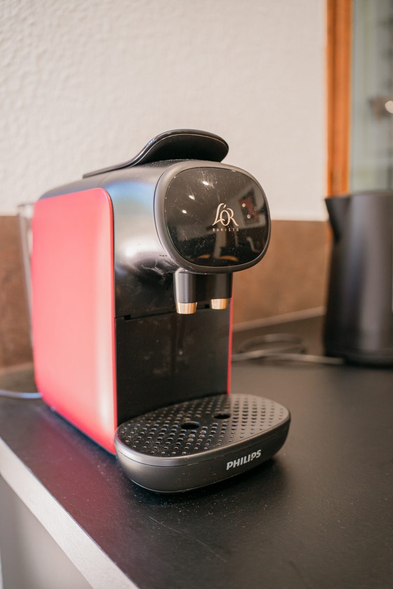 Cafetière L’Or Barista dans la cuisine de la villa Ô Sud Location
