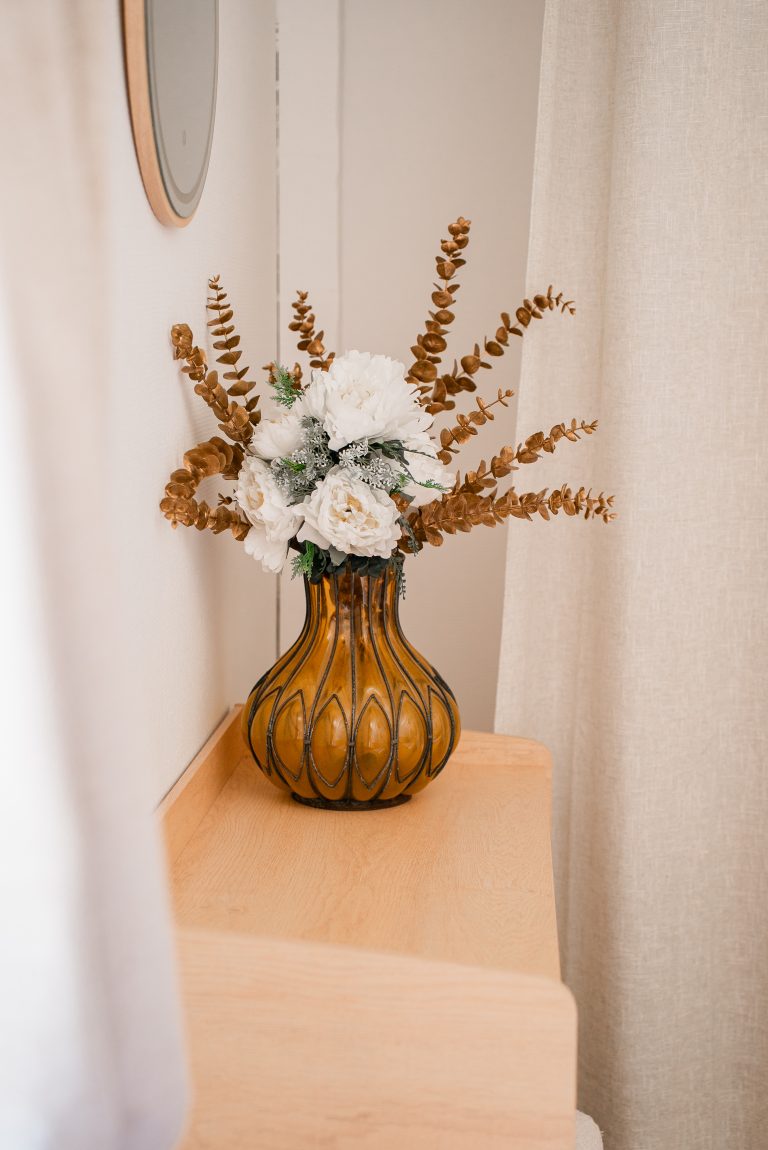 Coiffeuse de la chambre 1 avec un vase décoratif et des fleurs fraîches