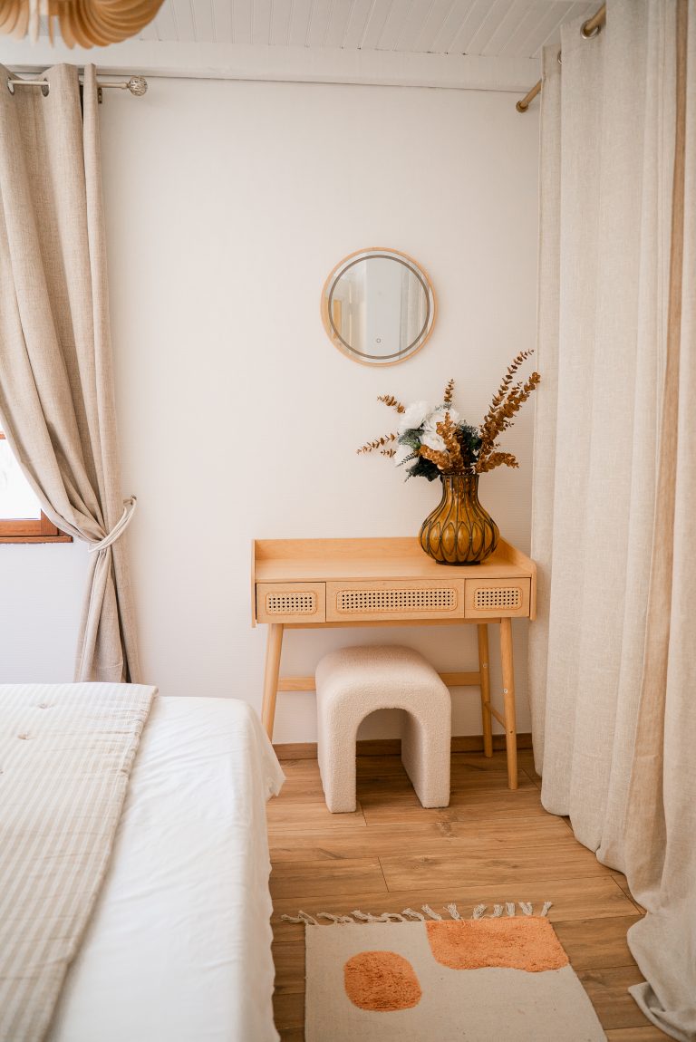 Photographie mettant en valeur le lit double de la chambre 1 de la villa Ô Sud Location, décoré avec des draps et coussins dans des tons naturels beige, blanc et marron. Cette palette de couleurs crée une ambiance douce, chaleureuse et apaisante, idéale pour un sommeil réparateur dans un cadre confortable et élégant.