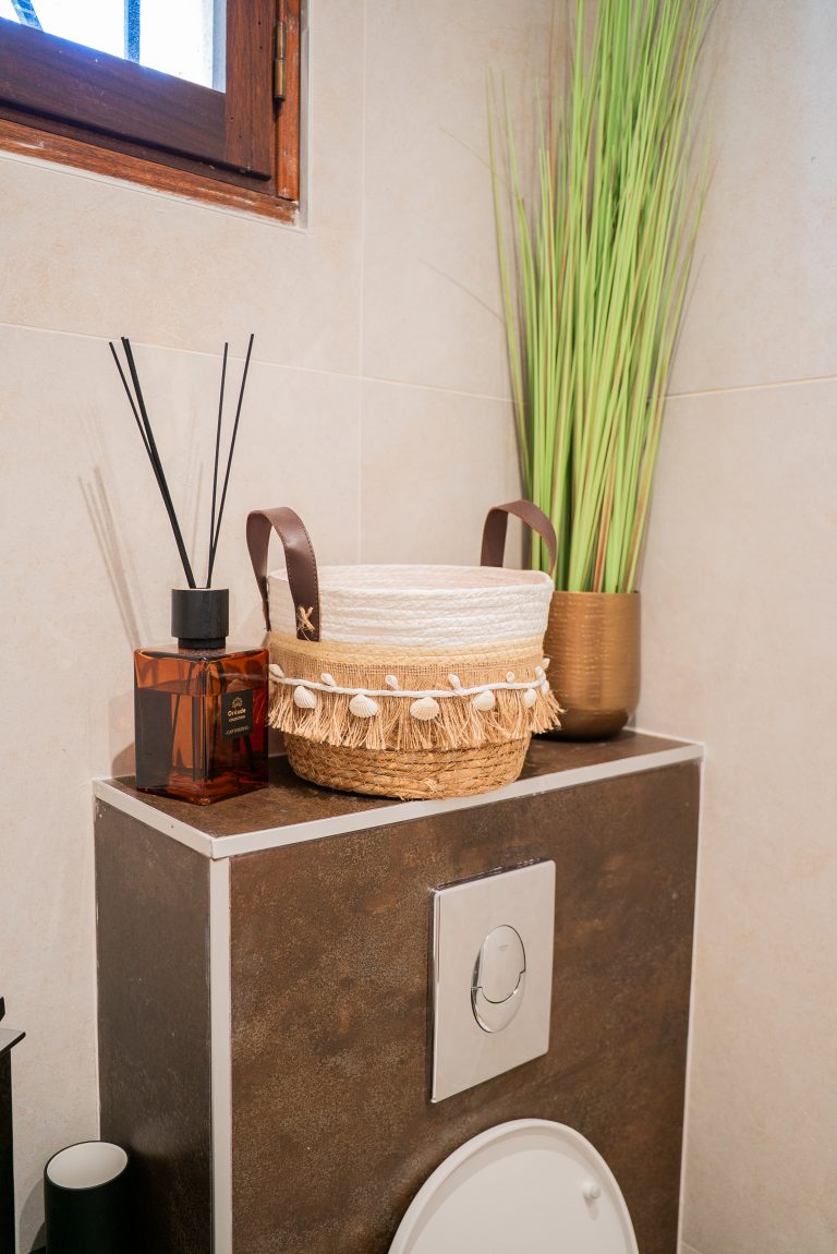 Décoration épurée et naturelle dans la salle de bain de la villa Ô Sud Location