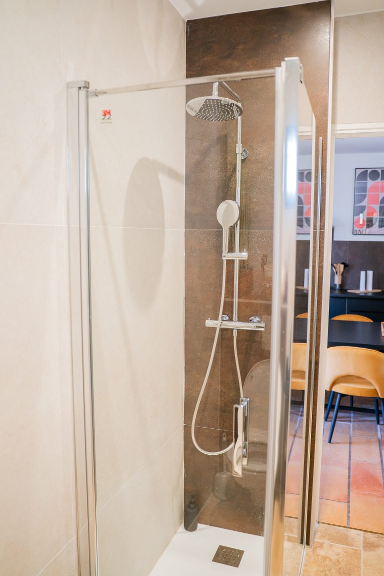 Douche moderne à l’italienne avec paroi en verre dans la villa Ô Sud Location