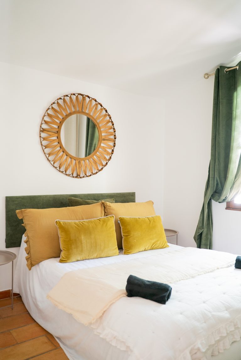 Chambre 2 lumineuse avec lit double et décoration apaisante à la villa Ô Sud Location