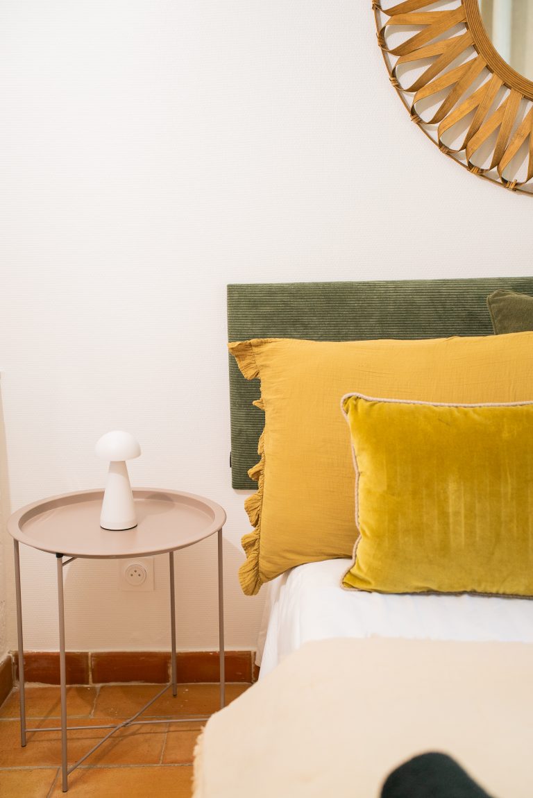 Chambre 2 lumineuse avec lit double et décoration apaisante à la villa Ô Sud Location