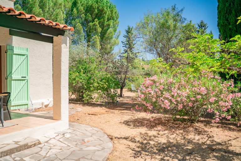 Vue panoramique sur le vaste jardin de 3000 m² entourant la villa Ô Sud Location