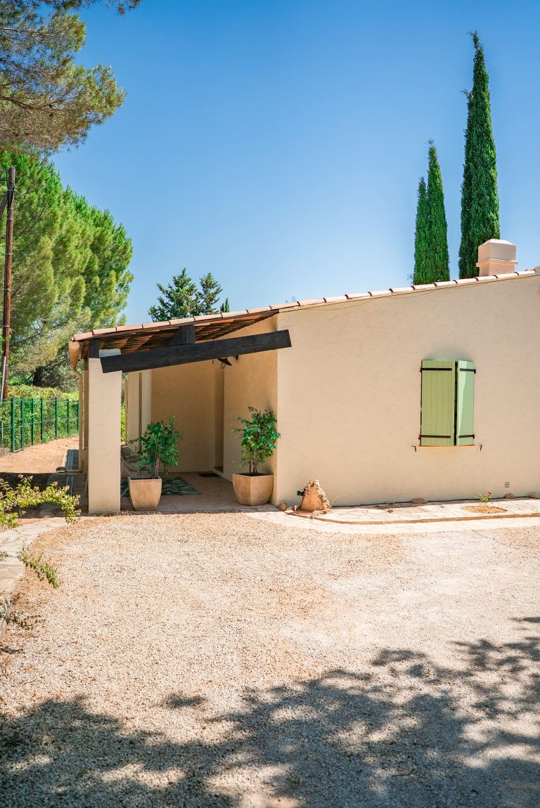 Façade avant de la villa Ô Sud Location avec cour et places de parking