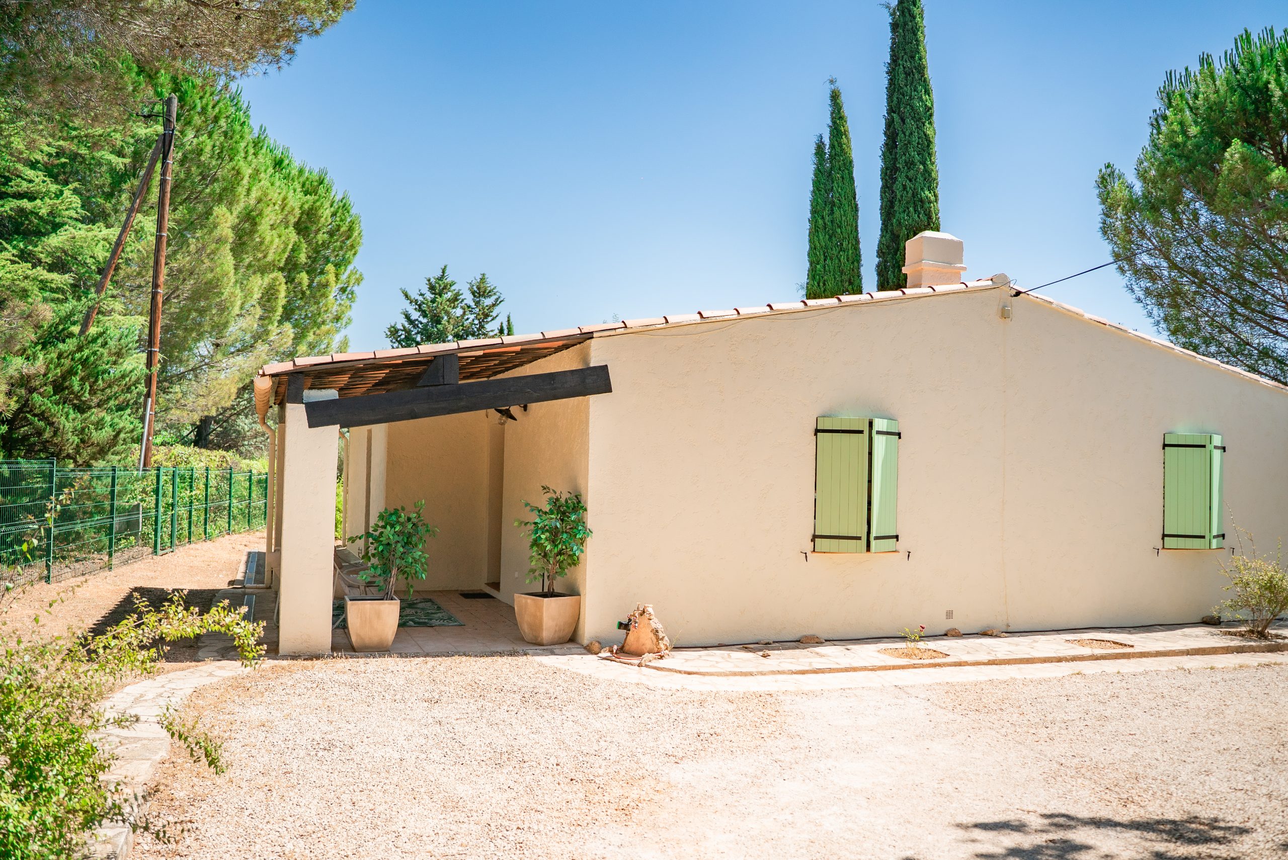 Façade avant de la villa Ô Sud Location avec cour et places de parking