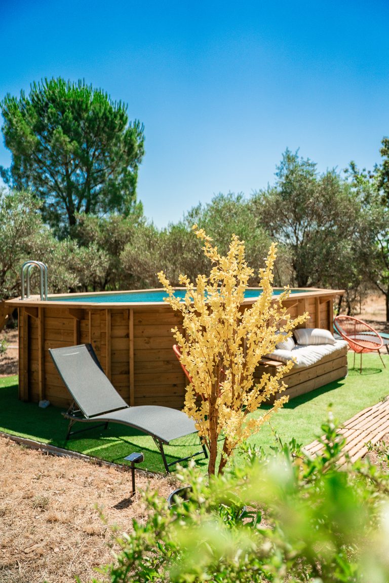 Piscine entourée d’un jardin verdoyant et bien entretenu