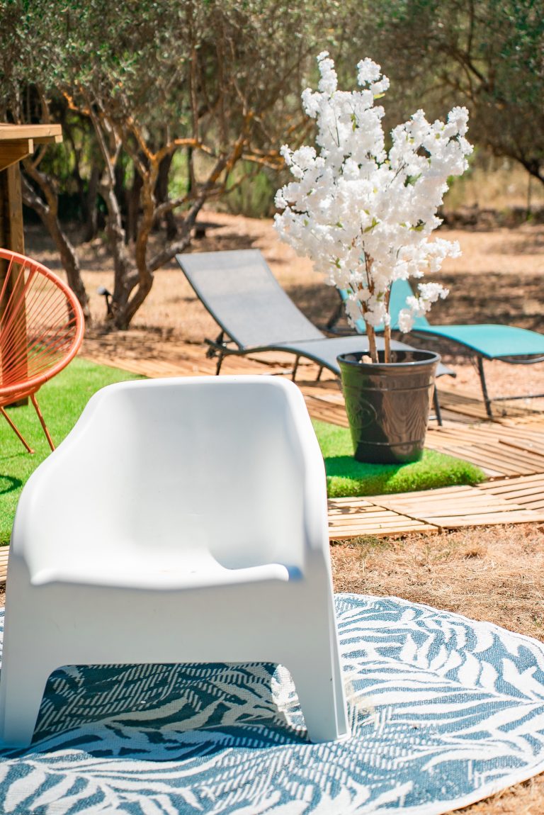 Mobilier de jardin confortable à côté de la piscine dans la villa Ô Sud Location