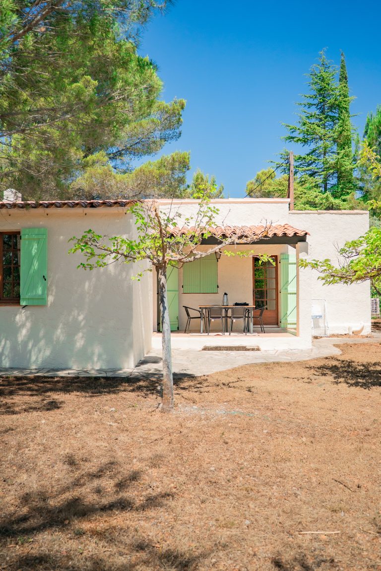 Vue de l’arrière de la maison avec terrasse extérieure et mobilier de jardin