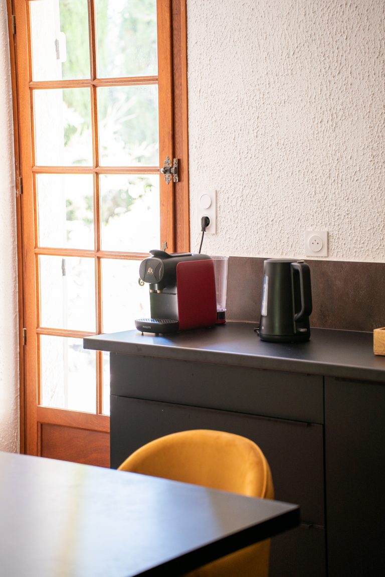 Cafetière moderne et bouilloire électrique sur le plan de travail de la cuisine