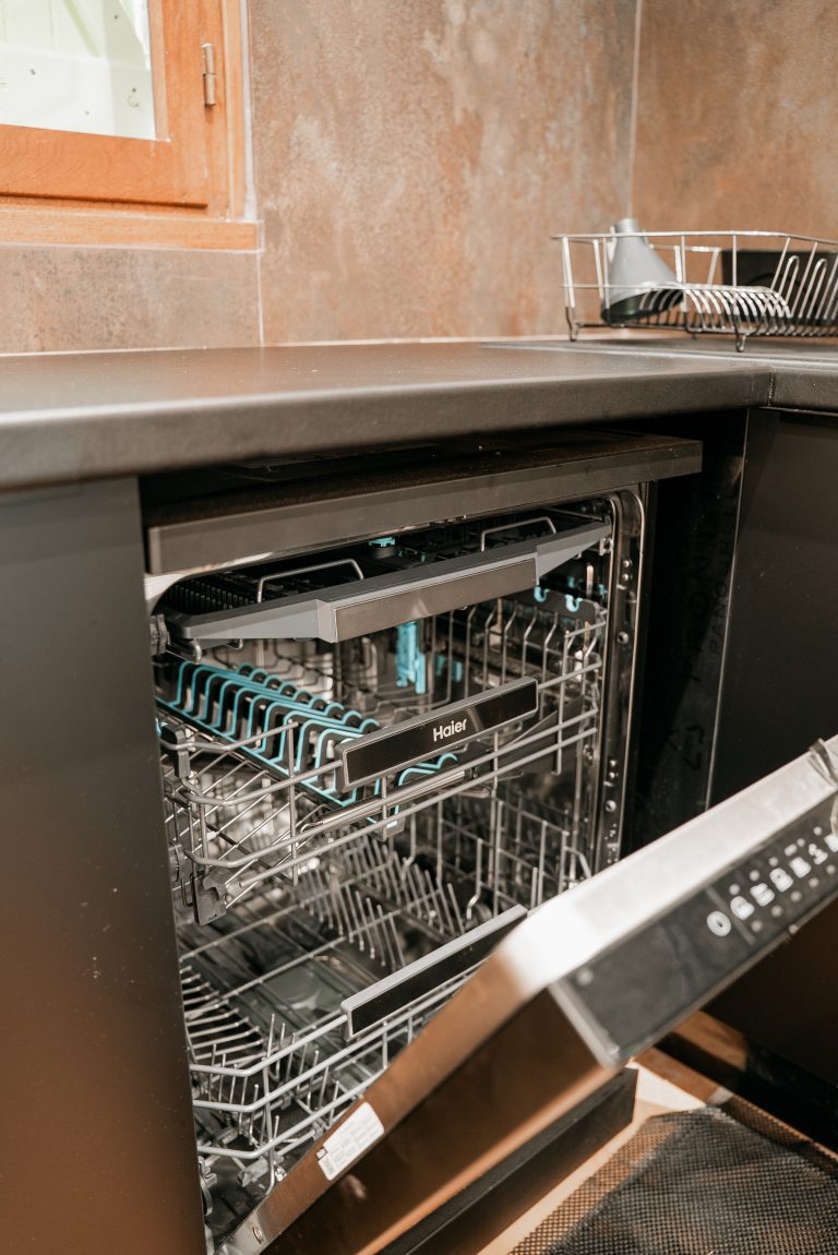 Lave-vaisselle intégré encastré dans la cuisine moderne de la villa Oléa, Ô Sud Location