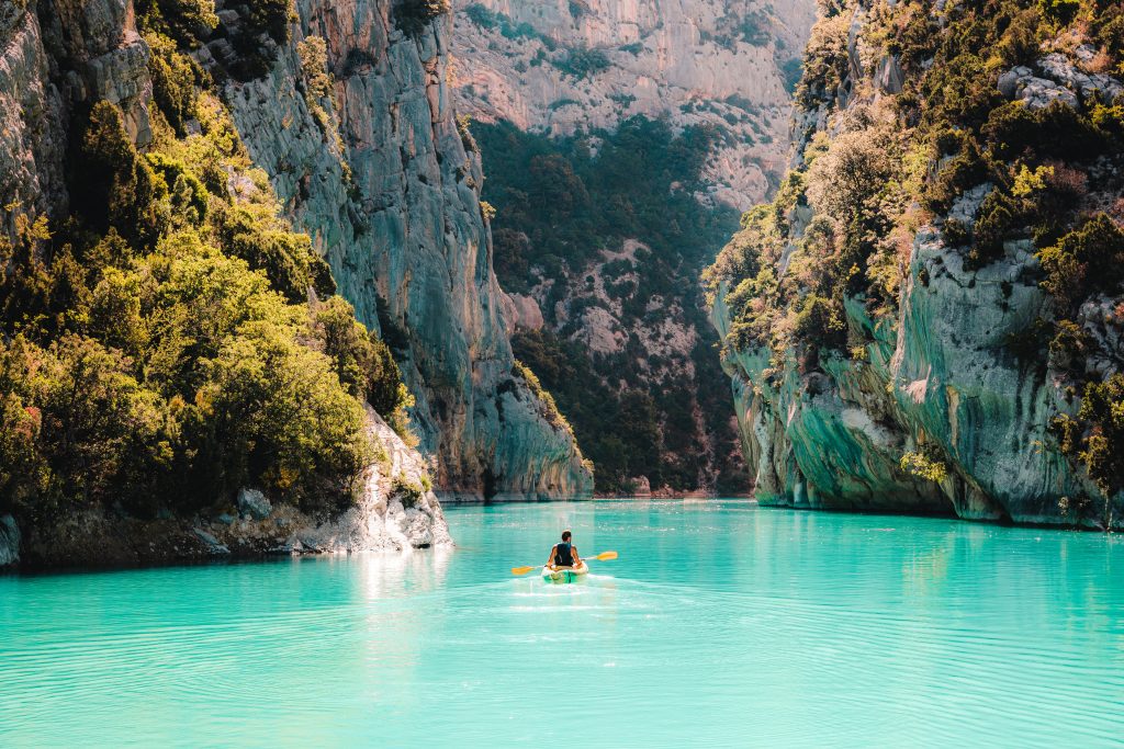 Personne en canoë sur le Lac de Sainte-Croix, à l’entrée des Gorges du Verdon, proche de Cotignac