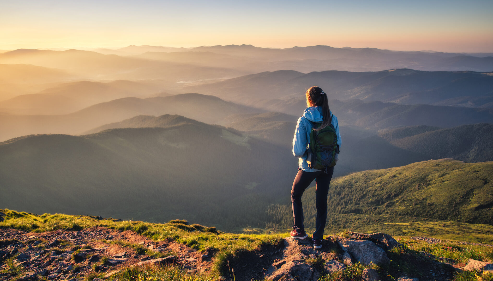 Femme au sommet d’un sentier de randonnée autour de Cotignac avec vue panoramique sur la Provence