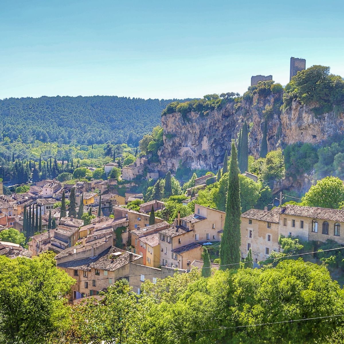 Vue aérienne du village provençal de Cotignac avec ses toits rouges et ses rochers imposants en arrière-plan