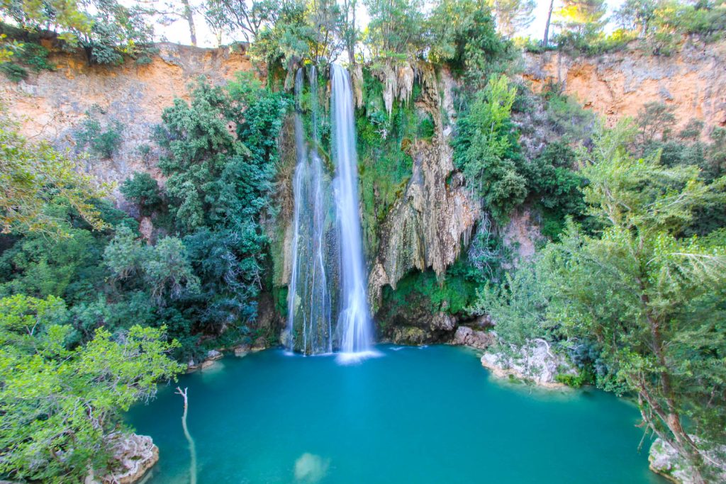 Vue de la cascade de Sillans, chute d’eau de 42 mètres entourée de verdure, près de Cotignac