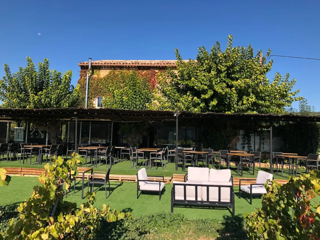 Terrasse élégante du restaurant Le Clos des Vignes à Cotignac avec vue sur les vignes