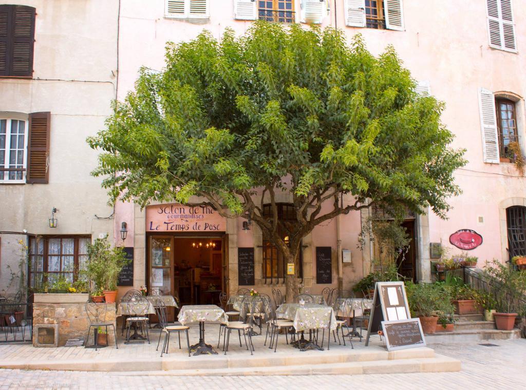 Terrasse et façade du restaurant Le Temps de Pose à Cotignac