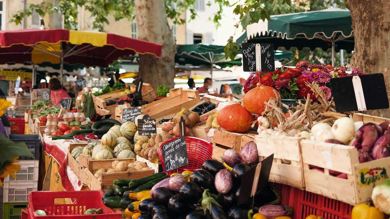 Marché provençal du mardi matin à Cotignac dans le centre du village